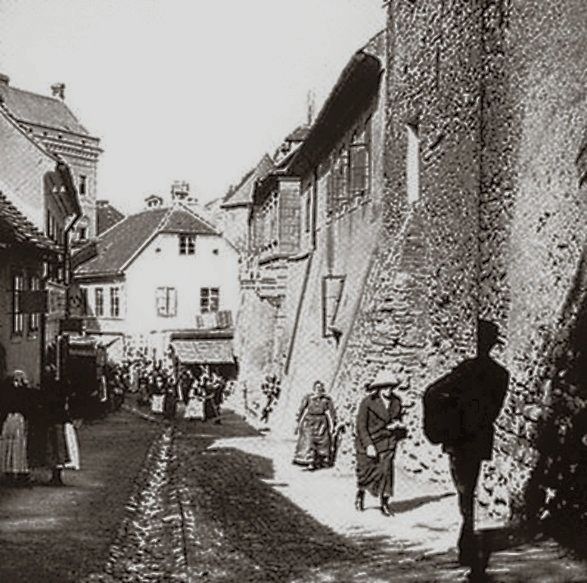 Pod zidom 1910. godine B